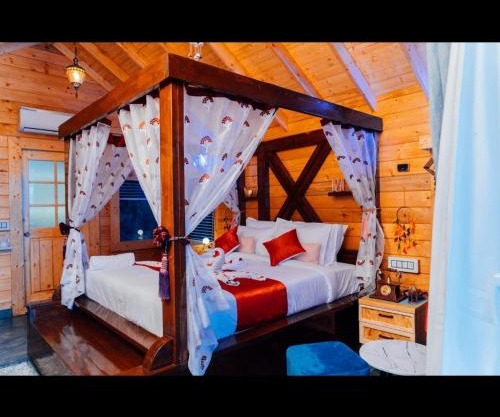 Lovely Hawk Wooden Cottage