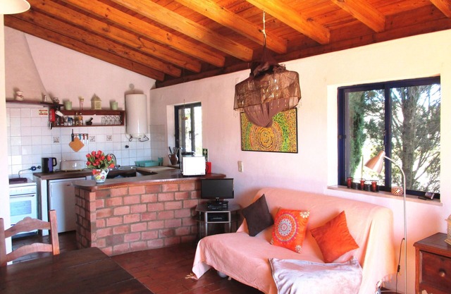 Casa de vacaciones con una gran terraza y jardín.
