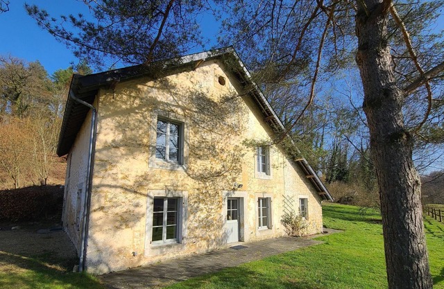 Encantadora casa de campo en Orval con jardín
