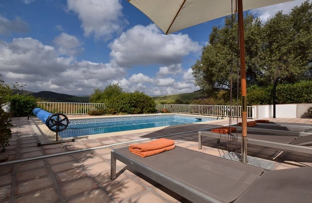 casa de vacaciones bonita con piscina privada en Almogía