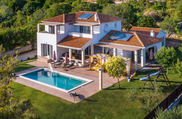 Preciosa casa en Dubrava, cerca de.