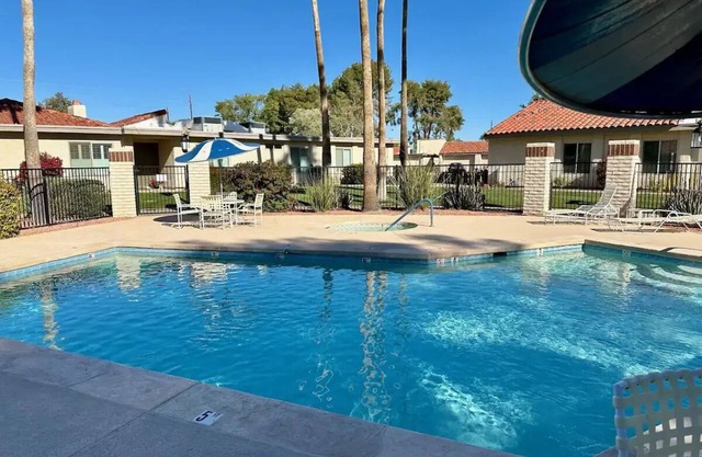 Lovely Home 2 BR/2BA Scottsdale, 3 heated Pools & Hot Tubs, EV charging
