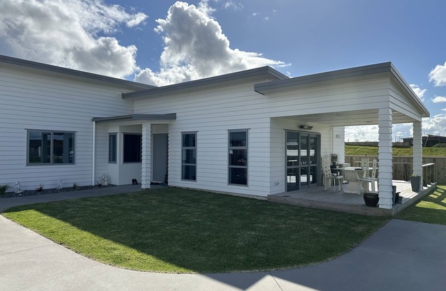 Lovely home, great getaway spot with a view of the canal & Mount Manaia.