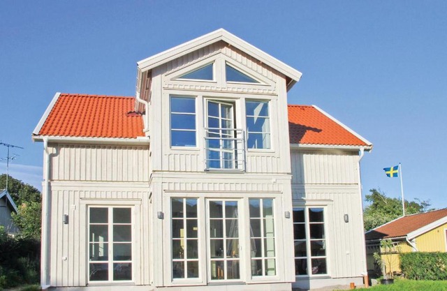 Lovely Home In Hamburgsund With Wifi