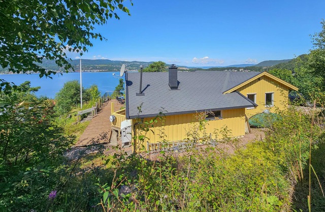 Lovely home in Klokkarstua