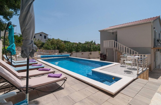 Preciosa casa en Maslinica con WiFi