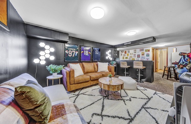 Lovely Home in Minneapolis - Modernly and Freshly Decorated. Game Room/Yard
