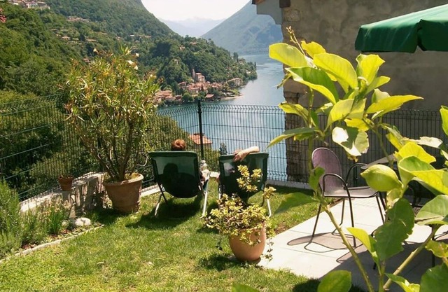 Maravillosa vista al lago y al jardín, cerca de Suiza