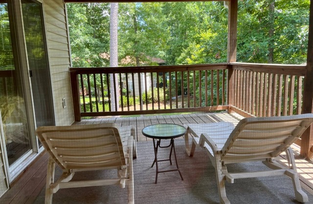Lovely Home, Lake Access. Clean, quaint, screened porch, grill