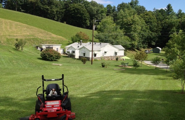 Lovely home on 136acre, 13 Miles from North Asheville. 6 miles from BR Parkway