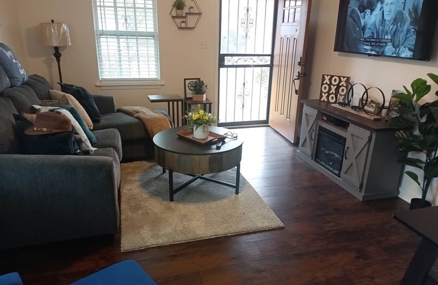 Lovely home, sleep six, quiet area, lots of family games, large yard
