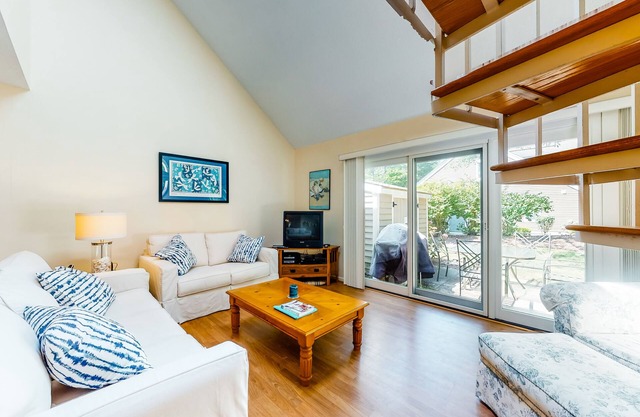 Lovely home w/free WiFi/spacious patio/spiral staircase - near shops/restaurants