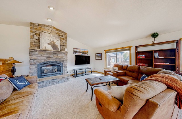 Lovely Home W/ Private Hot Tub, Mtn Views & Free WiFi - Close to Keystone Skiing