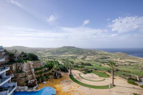 Lovely home with amazing balcony & communal pool by 360 Estates