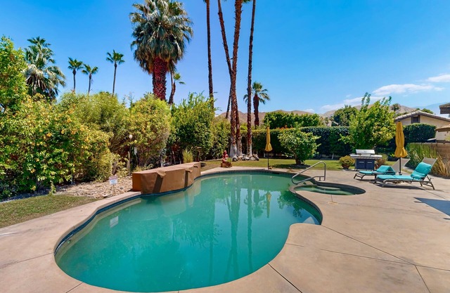 Lovely home with firepit and private pool with spa - dogs welcome
