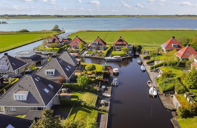 NEW / Family friendly holiday home with jetty & hottub. Quiet surroundings.