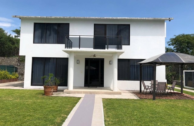Encantadora casa con jardín privado y piscina cerca de Cuernavaca en Xochitepec Morelos