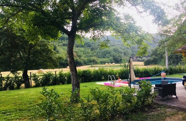 Lovely cottage on Tuscany border with private pool