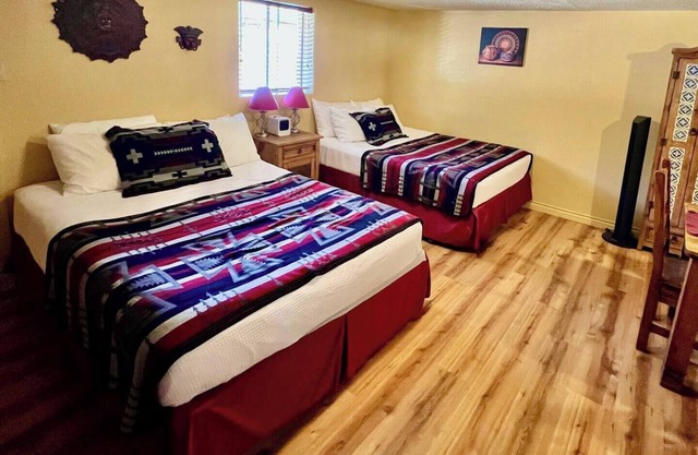 Lovely Kitchen Suite at Lake Roberts w/ two queen beds