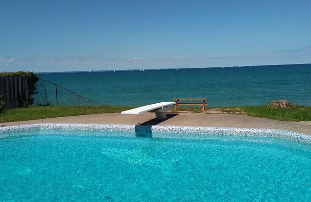 California Chic en Stoney Creek, frente al lago, piscina