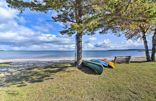 Lovely Lake Huron Getaway Beach Access and Kayaks!