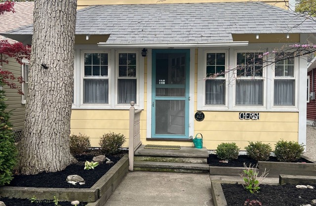 Lovely Lakeside Cottage! Sleeps 11, easy parking, linens included!