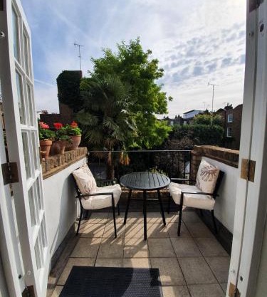 Lovely large 1 bed renovated flat w balcony & 600MB WiFi