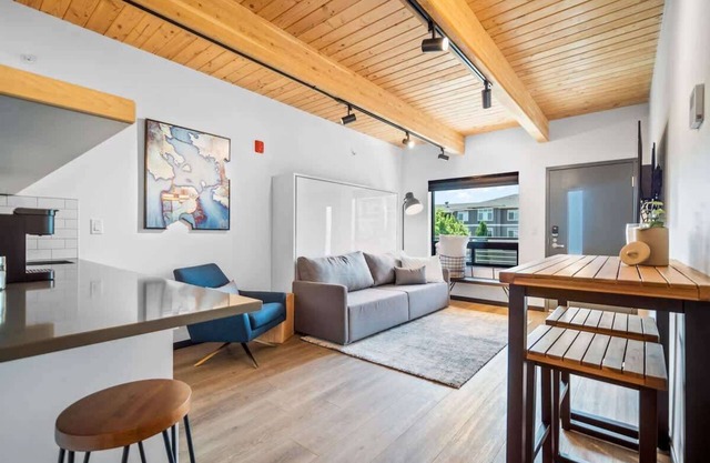 Lovely loft close to Kendall Yards Suite-2