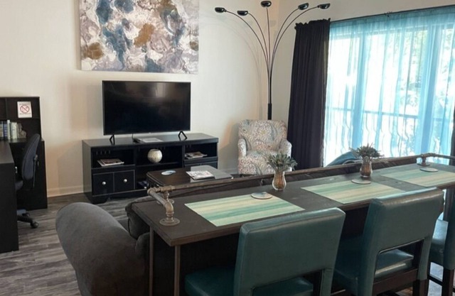 Precioso condominio Loft-Corto paseo al campus / estadio de la UF