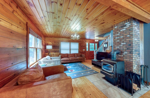 Lovely Log Cabin Near Slopes W/ Free WiFi, Firepit, & Gourmet Kitchen - Dogs OK