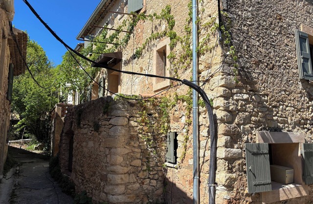 Lovely Luberon village house, very comfortable, fully renovated