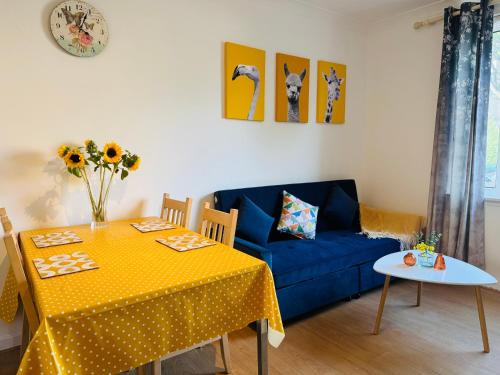 Lovely Maindoor flat at Murrayfield with Gardens