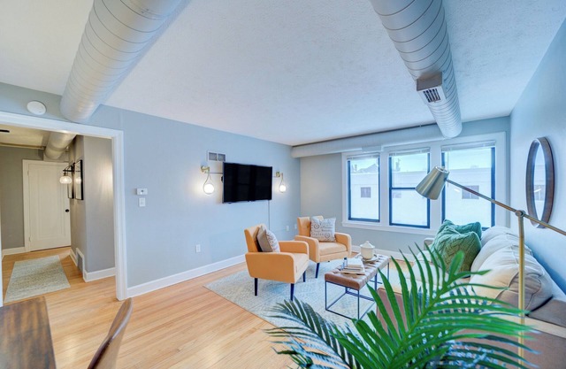 Lovely Mid-Century Modern - Apt B
