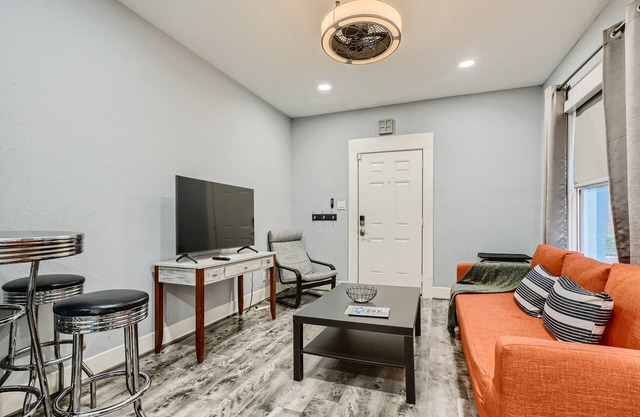 Lovely Midtown 1BD Apartment – Parking + Fast WiFi