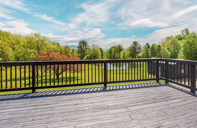 Lovely mountain retreat with swimming pond & washer/dryer - dogs welcome
