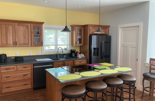 Lovely new above-garage apartment