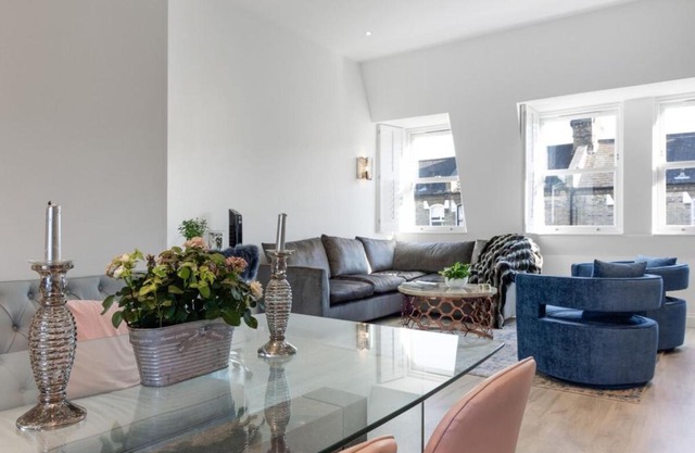 Lovely Newly-Renovated 3 Bedroom Apartment in Fulham