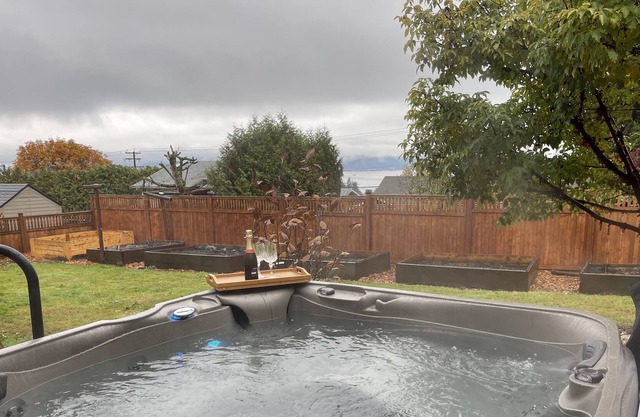Lovely Oceanside 1-bdrm suite with Hot Tub and fireplace