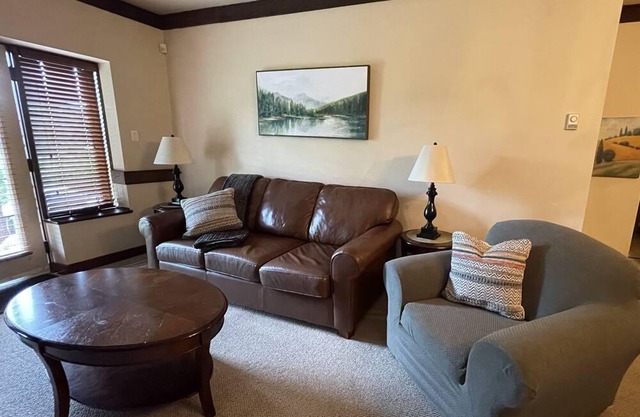 Lovely on the mountain 1-bedroom with fireplace.