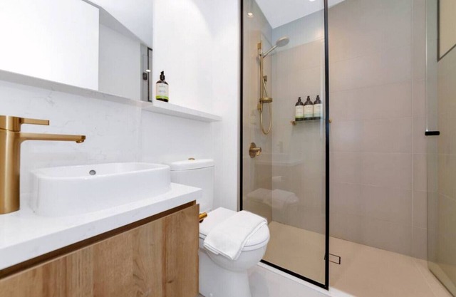 Lovely one bed room apt Ultimate Luxury Lifestyle with Great Location