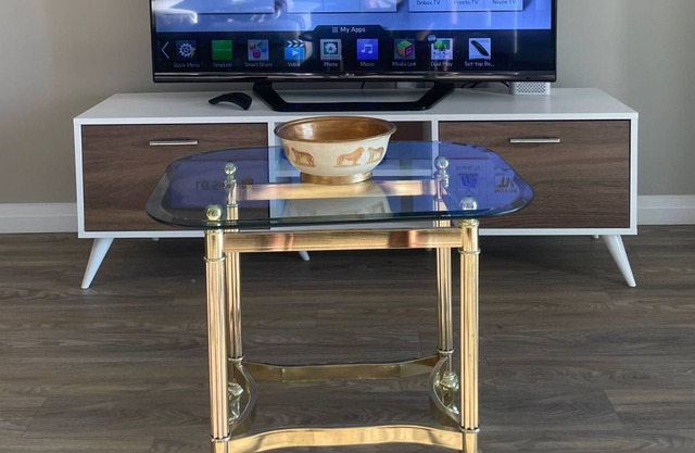 Lovely one bedroom apartment downtown London with free parking onsite