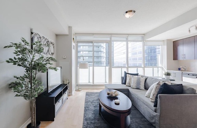 Lovely one-bedroom condo in the heart of the city.
