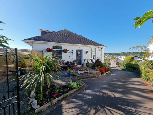 Lovely private studio room with own kitchen and bathroom. Set in the popular area of Shiphay in Torquay and only a short walk from Torbay Hospital