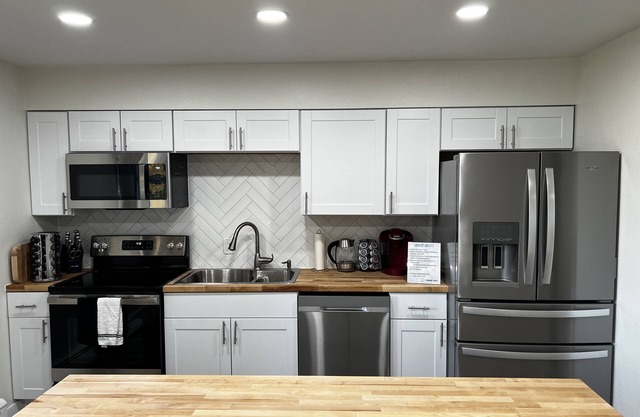 Lovely remodeled 2bd 1.5bt apt in a midtown #1