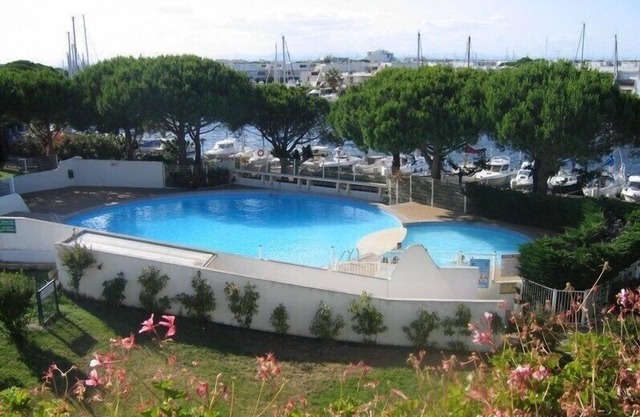 Lovely renovated 4-bed studio, swimming pool, parking