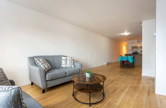 LOVELY RENTAL UNIT ⭐️ BALCONY⭐️ HIGHWAY 40