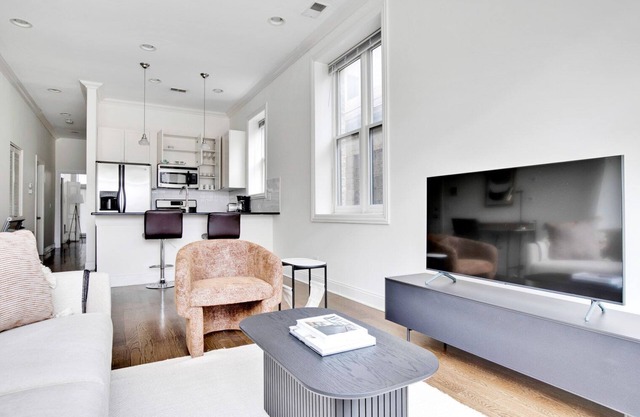 Lovely River West 2BR, 4 blocks from Blue Line, by Blueground
