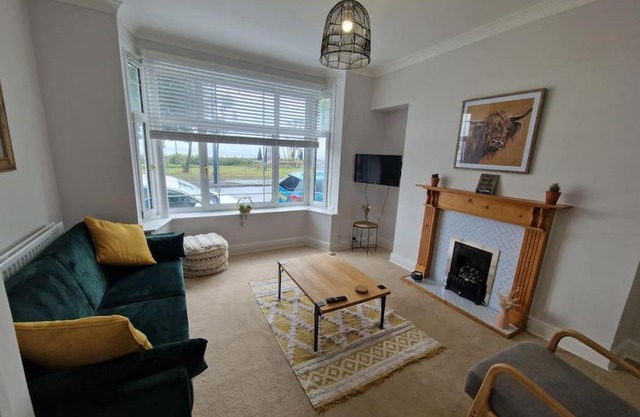 Lovely Seafront Apartment with Garden