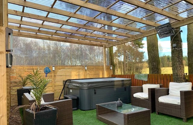 Lovely Semi-Rural Caravan & Hot Tub - Sleeps Fam 6