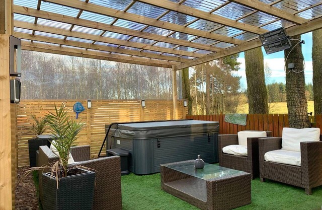 Lovely Semi-rural Caravan & Hot Tub - Sleeps Fam 6